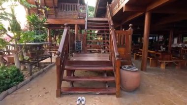 Ayutthaya 'da ahşap merdivenler ve yemyeşil çayırlar