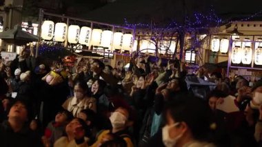 İnsanlar gece kutlaması için dışarıda toplandı.