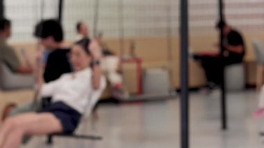 Bir grup arkadaş içeride salıncakta sallanıyor.