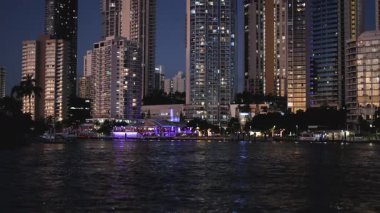 Singapur 'daki yat limanı ve marinada gece görüşü.