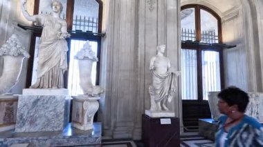 Louvre Müzesi 'nde heykelleri izleyen insanlar.
