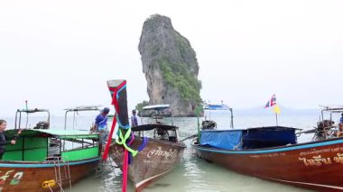 Tekneler manzaralı bir Krabi plajına yanaştı.