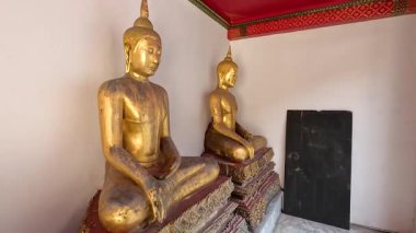 Bir tapınak koridorunda Buda heykelleri, Bangkok, Tayland