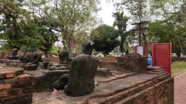 Tarihi Buda heykellerinin yavaş panoramik görüntüsü
