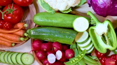 Canlı bir şekilde sergilenen çeşitli sebzeler.