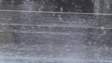 Melbourne, Avustralya 'da yollara düşen yağmur damlaları