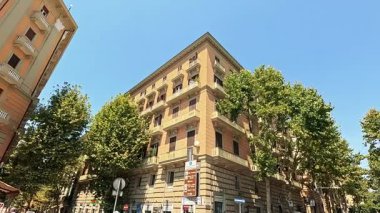 Napoli 'de binaların ve ağaçların olduğu şehir manzarası