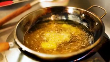 Kabaran yağlı tavada kızaran yiyecekler.