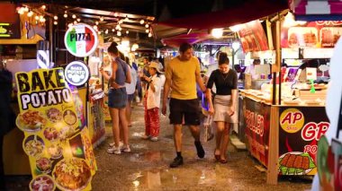 Ao Nang, Krabi, Tayland 'da canlı bir gece marketinde birkaç gezinti, canlı atmosfer ve çeşitli sokak yiyeceklerinin tadını çıkarmak.