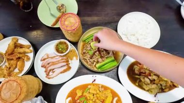 Arkadaşlar geleneksel Isan mutfağının tadını çıkarıyorlar.