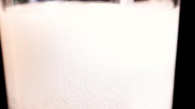 Yeni dökülmüş bir içecekte kabarcıklar yükseliyor.