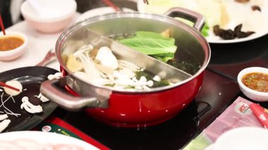 Sebze ve mantarlı güveç hazırlıyorum.