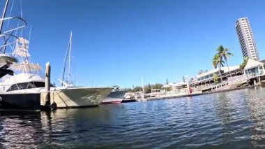 Şehir siluetini ve rıhtımlarını geçen manzaralı bir tekne yolculuğu.