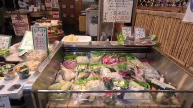 Yoğun bir pazarda çeşitli turşular sergileniyor.