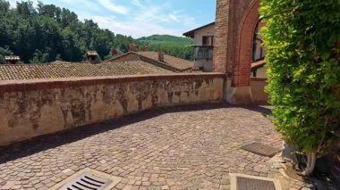 Tarihi mimarisi olan büyüleyici kaldırım taşı yolu.