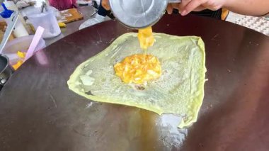 Tedarikçi sıcak tavada hamur hazırlar