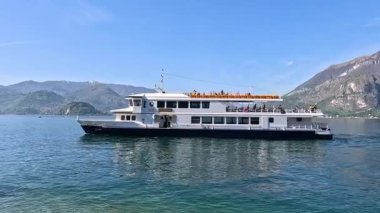 Rıhtıma yakın manzaralı dağ manzaralı feribot.