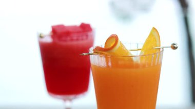 Tropikal ortamda portakal ve karpuz suyu