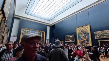 Louvre Müzesi 'nde sanat araştırması yapan ziyaretçiler