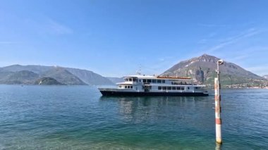 Feribot Varenna Como Gölü 'nden geçiyor.