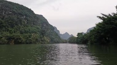 Bereketli yeşil dağlarla çevrili sakin bir nehir