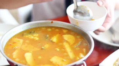 Çorbayı masada bir kaseye dolduruyorum.