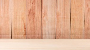 Mavi bir tenis topu tahta bir duvara çarpıyor.