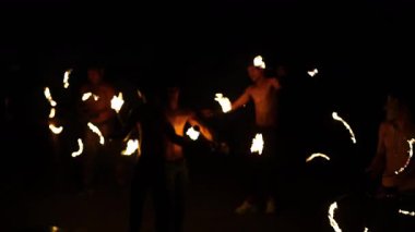 Ateş dansçıları gece Ao Nang 'da gösteri yapıyor.