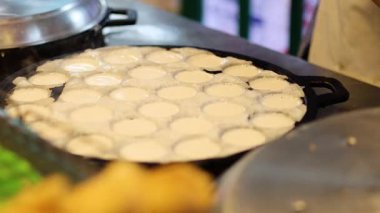 Sıcak ızgarada geleneksel Tayland hindistancevizli krep pişirmek