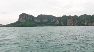 Uzak kayalıkları olan sakin bir deniz.