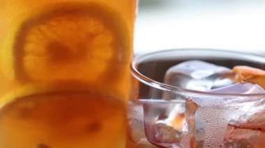 Buz küpleri ve limon dilimleriyle ferahlatıcı içeceklerin yakın görüntüsü