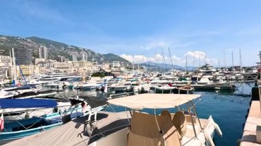 Tekneler Monte Carlo limanına yanaştı, güneşli bir hava.