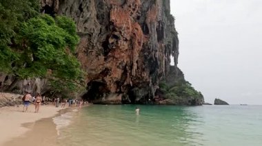 Turistler güzel bir plaj ortamının keyfini çıkarıyorlar.