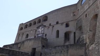 Napoli 'deki tarihi kalenin etrafında bir yürüyüş.