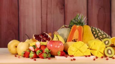 Çeşitli taze meyvelerin canlı bir gösterisi.