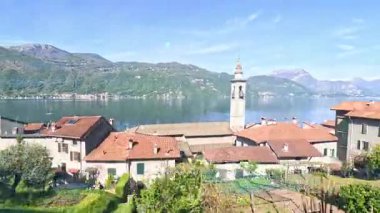 Dağları ve yeşillikleri olan güzel bir göl köyü