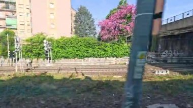 İtalya, Milano 'daki bir trenden görüntüler