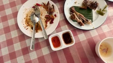 Boş tabak ve kâselerle bitirilmiş yemek