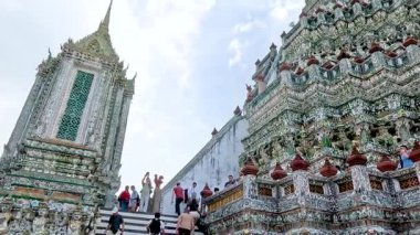 Ziyaretçiler Bangkok 'taki Wat Arun Tapınağı' ndaki dekoratif mimariye hayran kaldılar