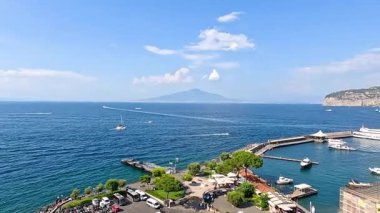 Sorrento 'nun marinasının ve Vezüv Dağı' nın panoramik manzarası