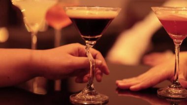 Bir bar masasına uzanan iki el.