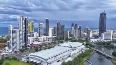 Şehir ve okyanus manzarasının insansız hava aracı üstgeçidi