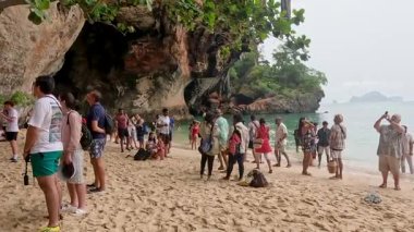 Bir grup turist kumsalda toplandı.