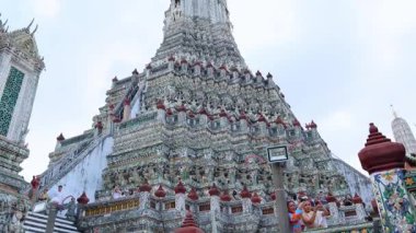 Bulutlu gökyüzüne karşı Wat Arun Tapınağı mimarisi