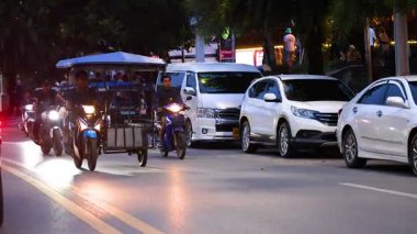 Yoğun bir caddede motosikletler ve arabalar