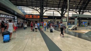 Gezginler Milano tren istasyonunda dolanıyorlar.