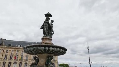 Bordeaux 'nun sembolik meydanındaki tarihi çeşme