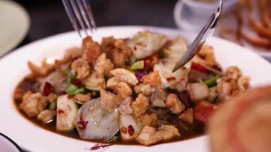 Lezzetli Tayland yemeği hazır ve servis ediliyor.