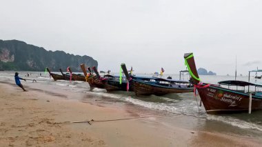 Adam tekneyi Krabi sahilinde kıyıya çekti.