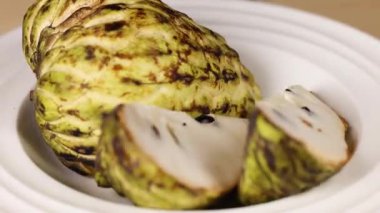 Elma dilimlenmiş ve bir tabakta sergilenmiş.